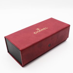 عکس از کیف عینک شنل Chanel مستطیلی، مگنتی و قرمز رنگ مدل 992199