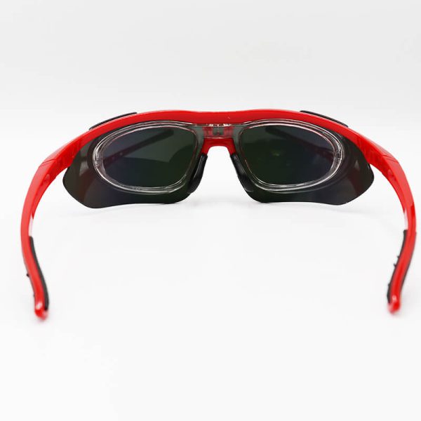 عکس از عینک ورزشی پلاریزه با فریم طبی، 5 کاوره و فریم و دسته قرمز رنگ مدل 0089-c10