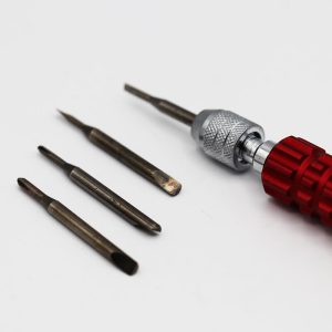 عکس از پیچ گوشتی مناسب عینک با رنگ قرمز با چهار پایه مختلف مدل 992170