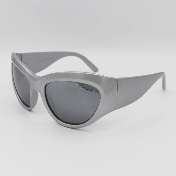 عکس از عینک آفتابی فانتزی پرادا با فریم نقره ای رنگ و عدسی آینه ای مدل w68102