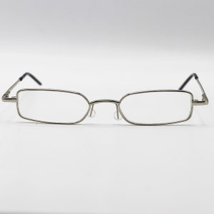 عکس از عینک مطالعه خودکاری باکیفیت، فریم نقره ای و قاب سفید