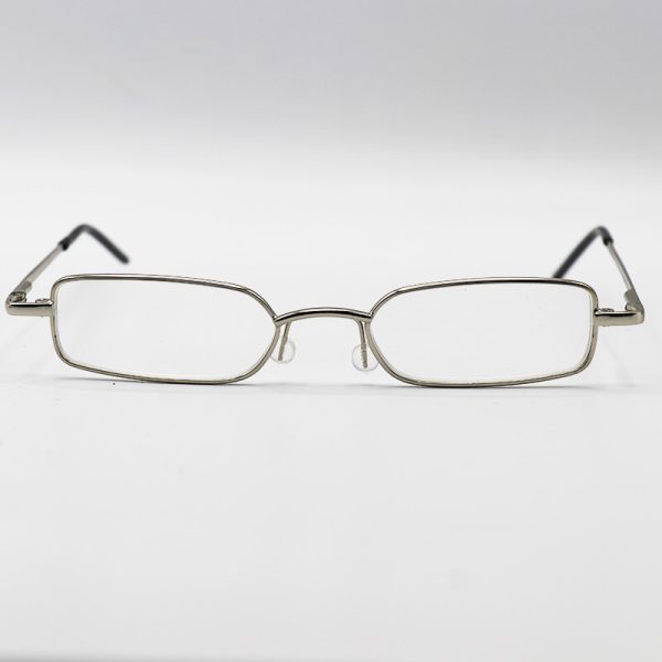 عکس از عینک مطالعه خودکاری باکیفیت، فریم نقره ای و قاب سفید