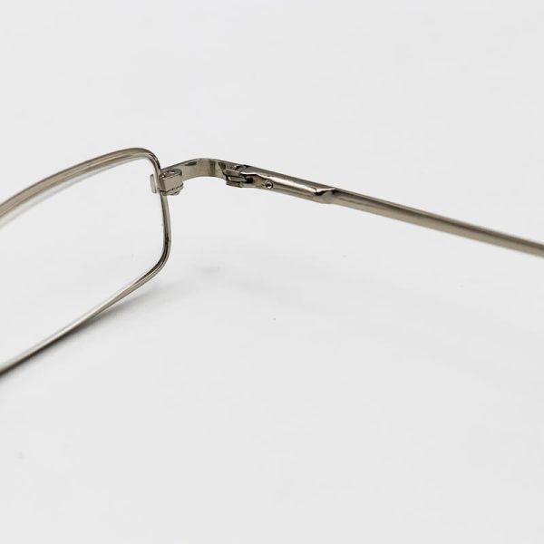 عکس از عینک مطالعه خودکاری باکیفیت، فریم نقره ای و قاب سفید