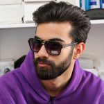 عینک افتابی خلبانی با فریم کائوچو پورشه دیزاین مدل L90 بر روی صورت محمدحسین ابراهیم زاده
