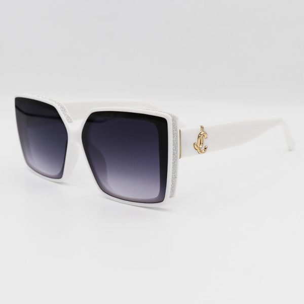 عکس از عینک آفتابی جیمی چو شاین دار، با فریم سفید رنگ و عدسی تیره هایلایت مدل 7223