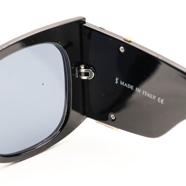 عکس از عینک آفتابی ysl با فریم مشکی رنگ، اور سایز و دسته پهن مدل 23015