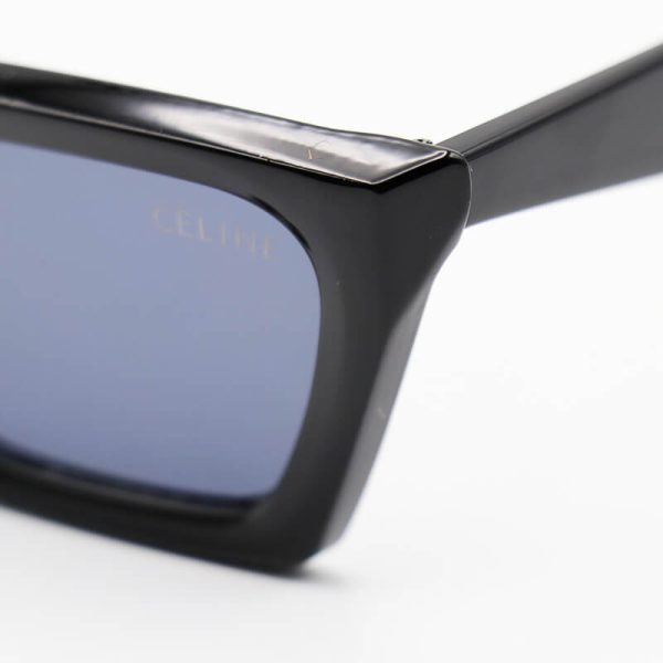 عکس از عینک آفتابی با فریم چشم گربه ای، مشکی رنگ و لنز دودی celine مدل g677