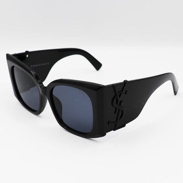 عکس از عینک آفتابی فانتزی ysl با فریم مشکی رنگ، اور سایز و دسته پهن مدل 23015