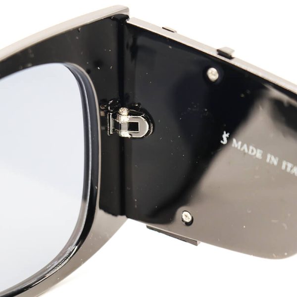 عکس از عینک آفتابی فانتزی ysl با فریم مشکی رنگ، اور سایز و دسته پهن مدل 23015