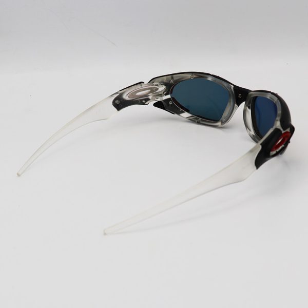 عکس از عینک آفتابی اصل برند اوکلی با عدسی پلاریزه، آینه ای، فریم مشکی مات و شفاف مدل plate