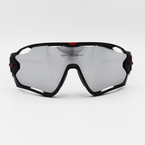 عکس از عینک آفتابی اصل Oakley با عدسی آینه‌ای، فریم مشکی و دسته قابل تنظیم مدل 009270