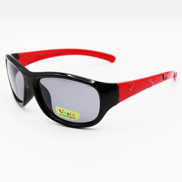 عکس از عینک آفتابی بچگانه پلاریزه با فریم ژله‌ای، مشکی و دسته قرمز مدل p5018