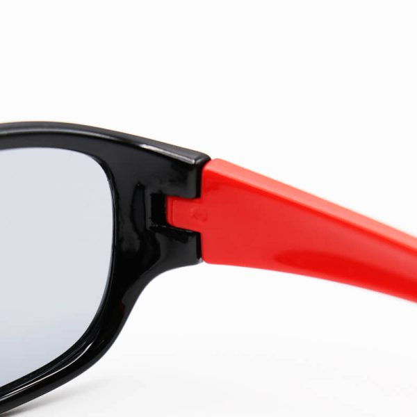 عکس از عینک آفتابی بچگانه پلاریزه با فریم ژله‌ای، مشکی و دسته قرمز مدل p5018