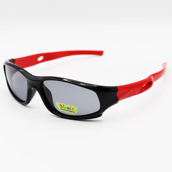 عکس از عینک آفتابی بچه‌گانه پلاریزه با فریم ژله‌ای، مشکی و دسته قرمز مدل s2028