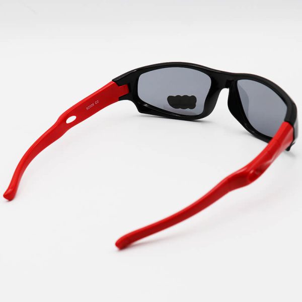 عکس از عینک آفتابی بچه‌گانه پلاریزه با فریم ژله‌ای، مشکی و دسته قرمز مدل s2028