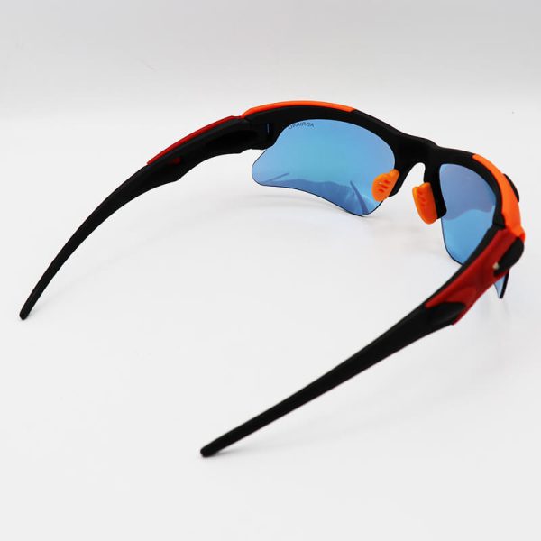 عکس از عینک ورزشی با فریم مشکی و نارنجی، دسته قرمز و لنز آینه ای زرد مدل doch01