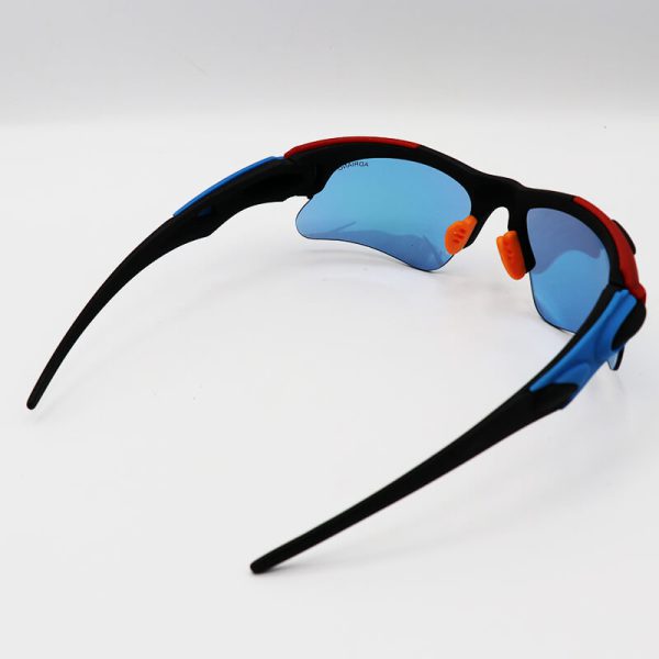 عکس از عینک ورزشی با فریم مشکی و قرمز، دسته آبی و لنز آینه ای زرد مدل doch01