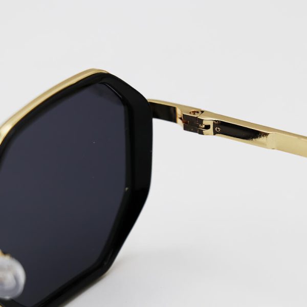 عکس از عینک آفتابی لاگوست با فریم طلایی، چندضلعی و عدسی دودی تیره مدل 5821