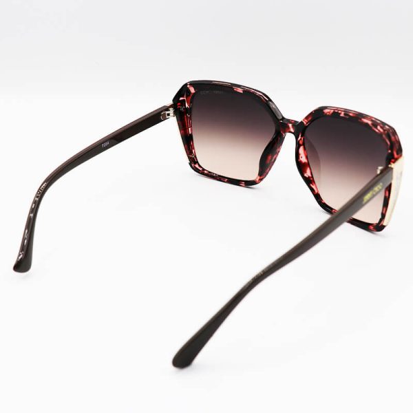 عکس از عینک آفتابی زنانه جیمی چو با فریم دو رنگ، شاین دار و عدسی تیره مدل 7204