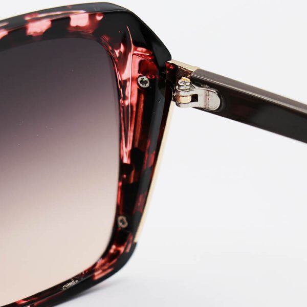 عکس از عینک آفتابی زنانه جیمی چو با فریم دو رنگ، شاین دار و عدسی تیره مدل 7204
