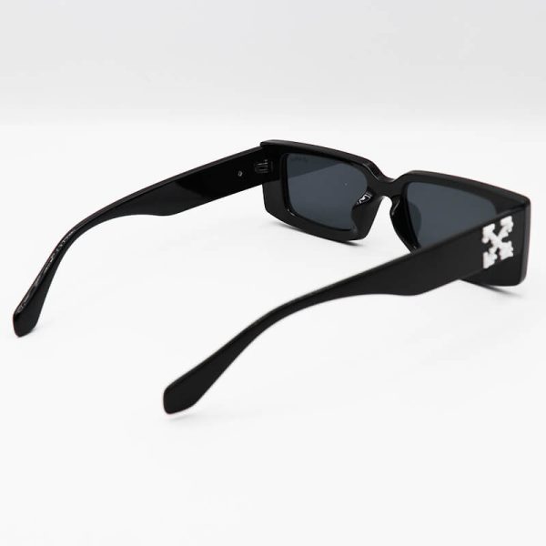 عکس از عینک آفتابی آف وایت با فریم مشکی، مستطیلی شکل و لنز دودی مدل fz832