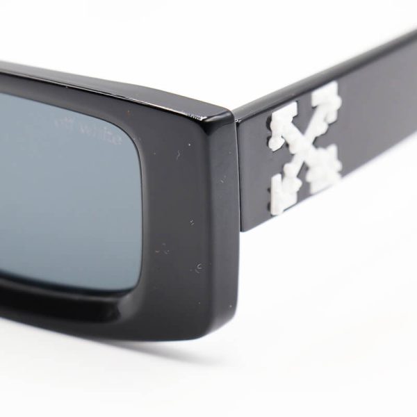 عکس از عینک آفتابی آف وایت با فریم مشکی، مستطیلی شکل و لنز دودی مدل fz832