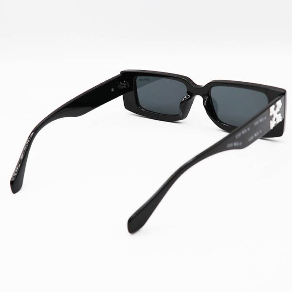 عکس از عینک آفتابی off-white با فریم طرح دار، مشکی، مستطیلی شکل و لنز تیره مدل fz832