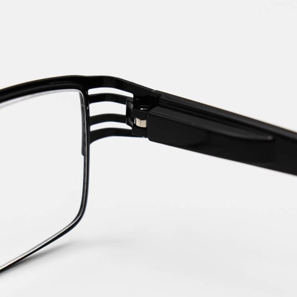 عکس از عینک مطالعه نزدیک بین با فریم مشکی و مستطیلی شکل مدل 192