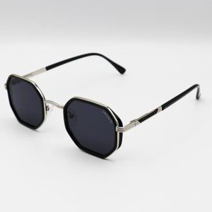 عکس از عینک آفتابی Lacoste با فریم نقره‌ای، چندضلعی و عدسی دودی تیره مدل 5821
