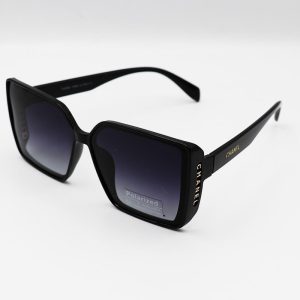 عکس از عینک آفتابی زنانه شنل با فریم مشکی، مربعی شکل و لنز پلاریزه و دودی مدل P2248