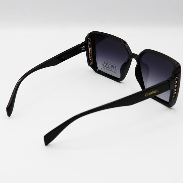 عکس از عینک آفتابی زنانه شنل با فریم مشکی، مربعی شکل و لنز پلاریزه و دودی مدل p2248