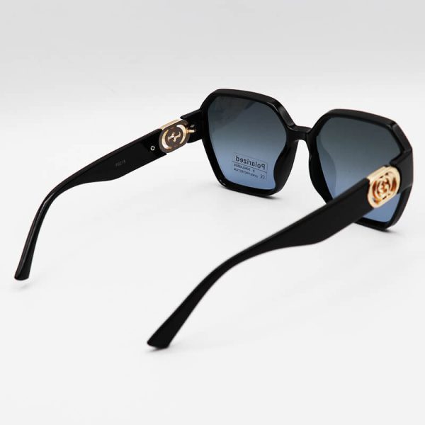 عکس از عینک آفتابی گوچی با فریم مشکی رنگ و عدسی دودی تیره و پلرایزد مدل p2215