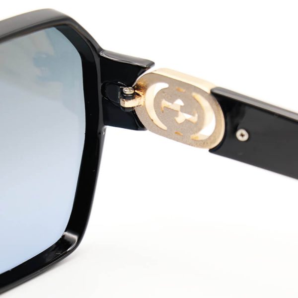 عکس از عینک آفتابی گوچی با فریم مشکی رنگ و عدسی دودی تیره و پلرایزد مدل p2215