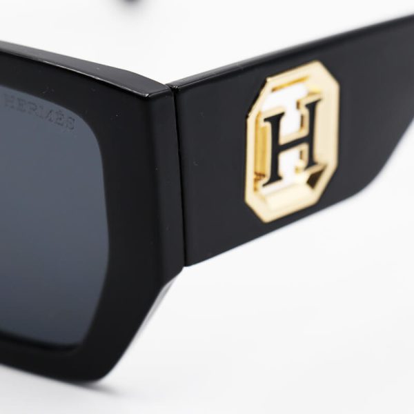 عکس از عینک آفتابی هرمس با فریم و دسته مشکی و لنز دودی تیره مدل 23008