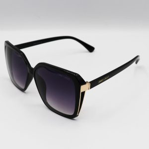 عکس از عینک آفتابی زنانه با فریم مشکی، شاین دار و عدسی هایلایت Jimmy Choo مدل 7204