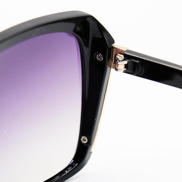 عکس از عینک آفتابی زنانه با فریم مشکی، شاین دار و عدسی هایلایت jimmy choo مدل 7204