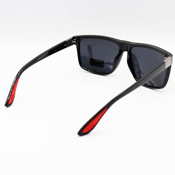 عکس از عینک آفتابی پلاریزه دیزل با فریم مشکی براق و عدسی دودی تیره مدل p2370