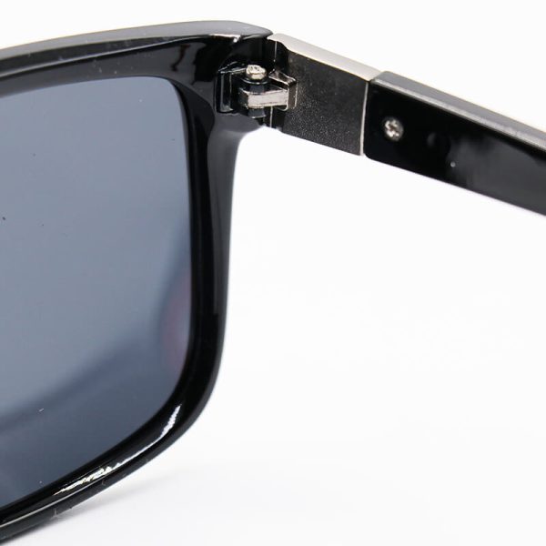 عکس از عینک آفتابی پلاریزه دیزل با فریم مشکی براق و عدسی دودی تیره مدل p2370