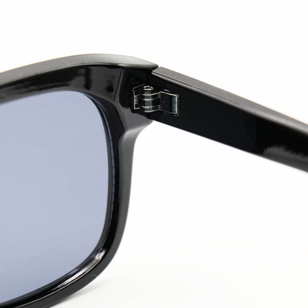 عکس از عینک آفتابی سلین با فریم مشکی رنگ، ویفرر، عدسی تیره و دودی مدل m688