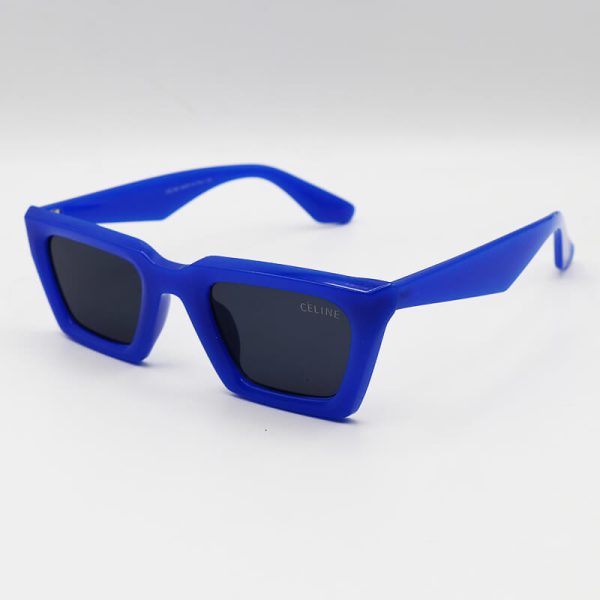 عکس از عینک آفتابی با فریم چشم گربه ای، آبی رنگ و لنز دودی سلین مدل g677