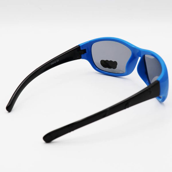 عکس از عینک آفتابی بچه‌گانه پلاریزه با فریم ژله‌ای، آبی و دسته مشکی مدل p5018
