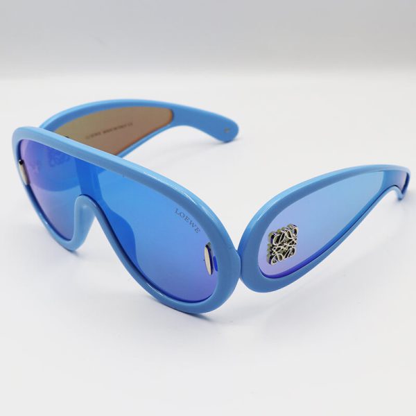 عکس از عینک آفتابی فانتزی با فریم آبی رنگ، لنز جیوه ای و دسته پهن loewe مدل 0239