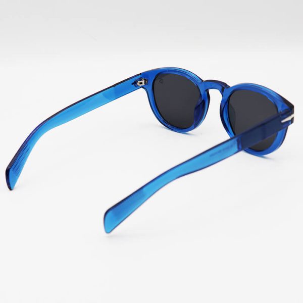 عکس از عینک آفتابی david bekham آبی رنگ با فریم گرد و لنز دودی تیره مدل by933