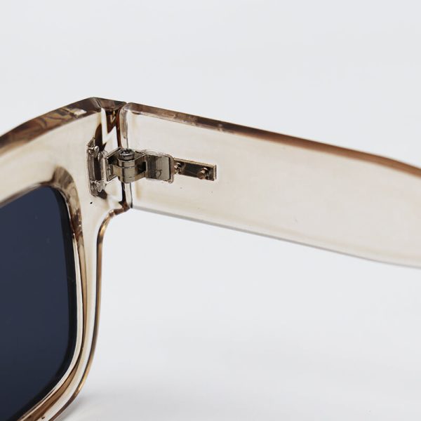 عکس از عینک آفتابی مستطیلی شکل سلین، با فریم قهوه ای و عدسی دودی تیره مدل m655