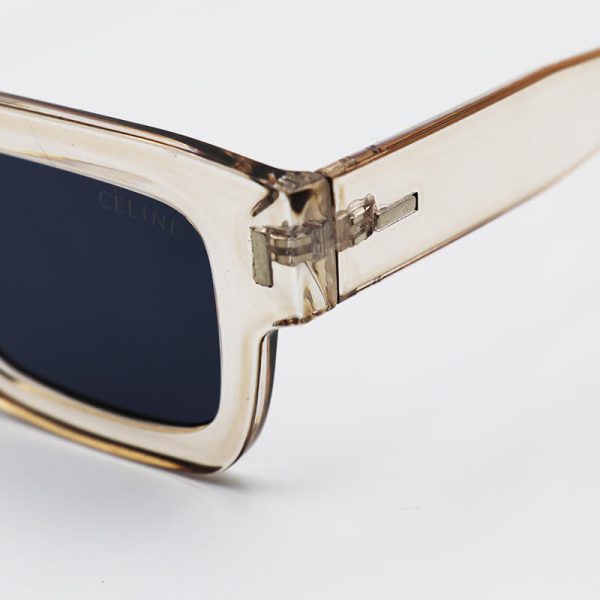 عکس از عینک آفتابی مستطیلی شکل سلین، با فریم قهوه ای و عدسی دودی تیره مدل m655
