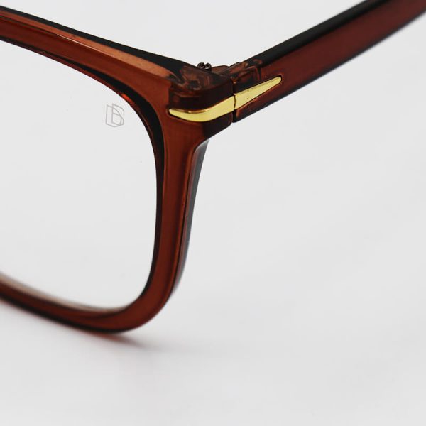 عکس از عینک طبی مربعی شکل، قهوه ای رنگ با فریم کائوچو برند دیوید بکهام مدل 969