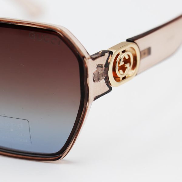 عکس از عینک آفتابی گوچی با فریم عسلی رنگ و لنز سایه روشن پلاریزه مدل p2215