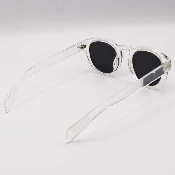 عکس از عینک آفتابی دیوید بکهام با فریم بی رنگ، شفاف، گرد و لنز دودی تیره مدل by933