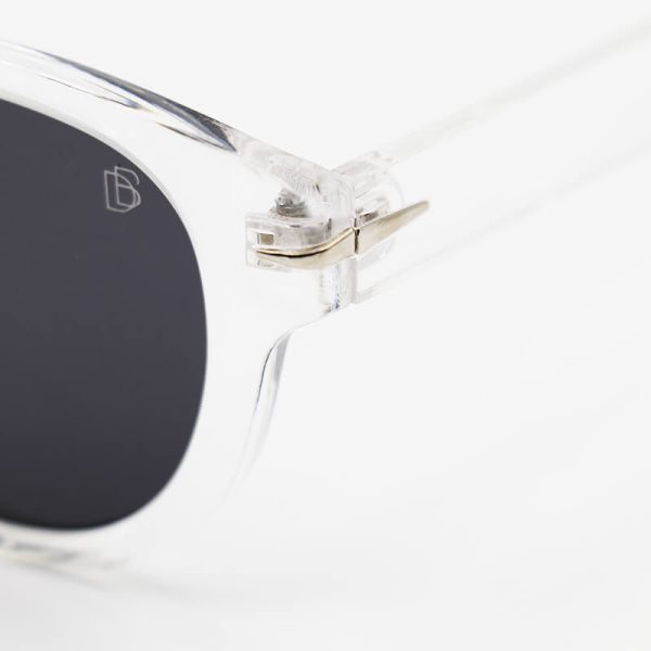 عکس از عینک آفتابی دیوید بکهام با فریم بی رنگ، شفاف، گرد و لنز دودی تیره مدل by933