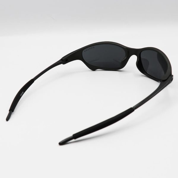 عکس از عینک آفتابی oakley با فریم نوک مدادی، لنز دودی تیره مدل w2239